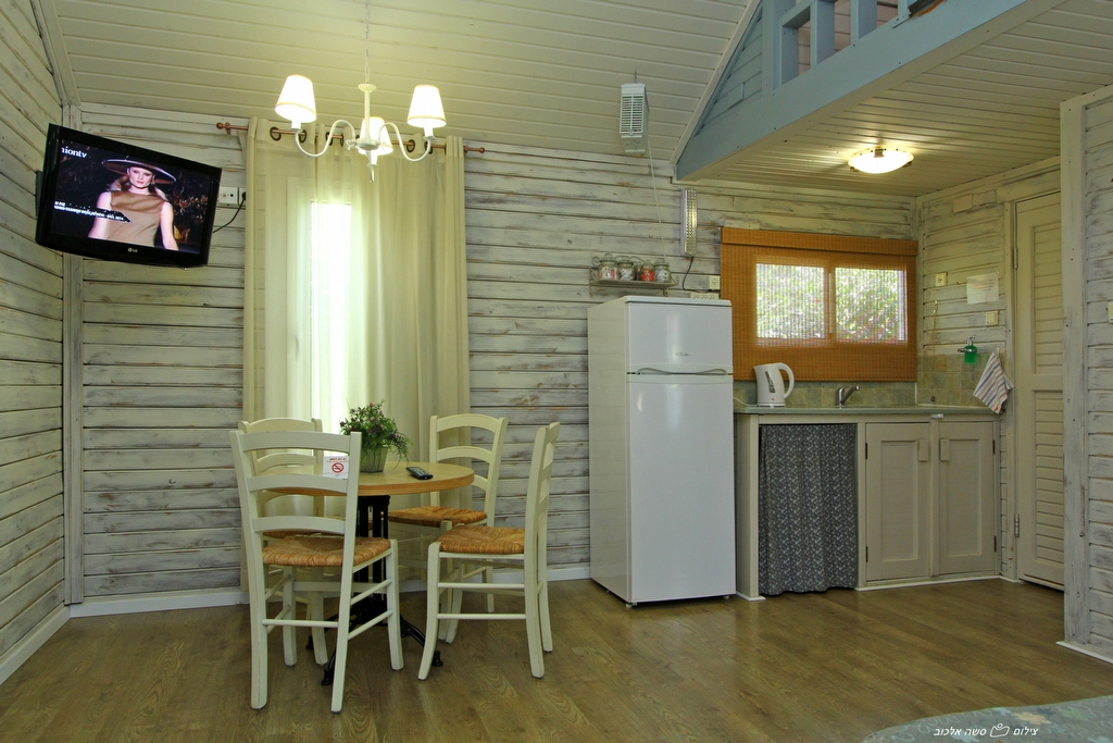 מטבחון מאובזר ופינת אוכל בבקתת הסטודיו